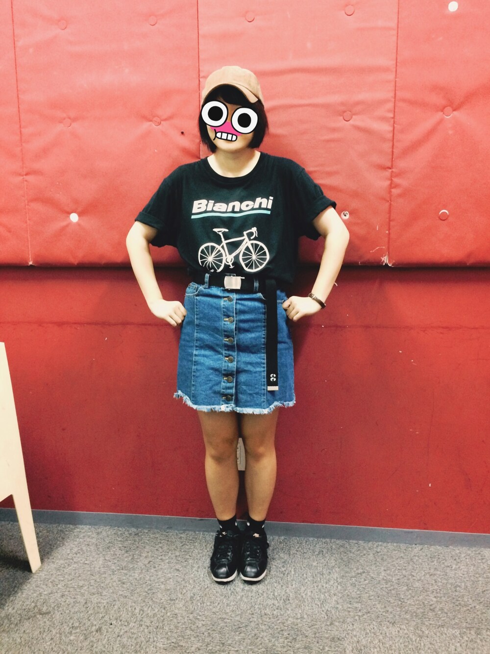 ブラック系のTシャツ/カットソー、ブラック系のスニーカー、ブルー系のデニムスカートを着用したレディースの夏コーディネートの1枚目の写真