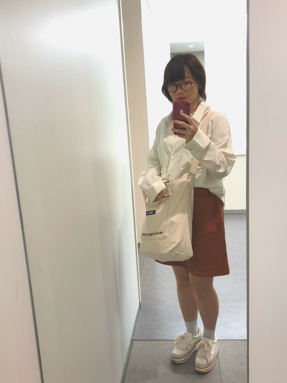 ホワイト系のシャツ/ブラウス、イエロー系のスカート、ホワイト系のショルダーバッグを着用したレディースの秋コーディネートの1枚目の写真
