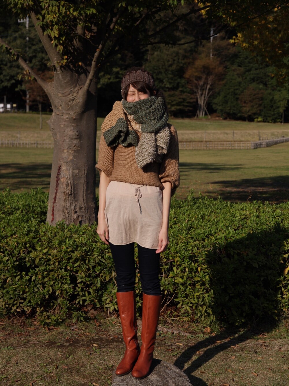 「knit、手編み、一点もの、handmade、にゃむにゃむ、にゃむ便り、秋コーデ、ニット帽、ストール、ショート丈セーター」｜「nyamunyamuのアイテム（ストール/ショール、グリーン系）」を使った、みやうさん（レディース・170cm）の秋コーディネートの1枚目の写真