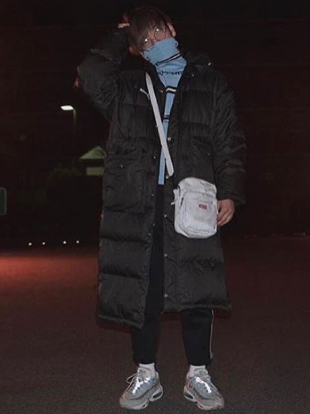 「PUMA、pepperoniboyz、COMME des GARCONS、NIKE、NIKEAIRMAX、supreme、ベンチコート、韓国ファッション」｜「pepperoniboyzのアイテム（ニット/セーター、ブルー系）」を使った、도깨비さん（メンズ・177cm）の冬コーディネートの1枚目の写真