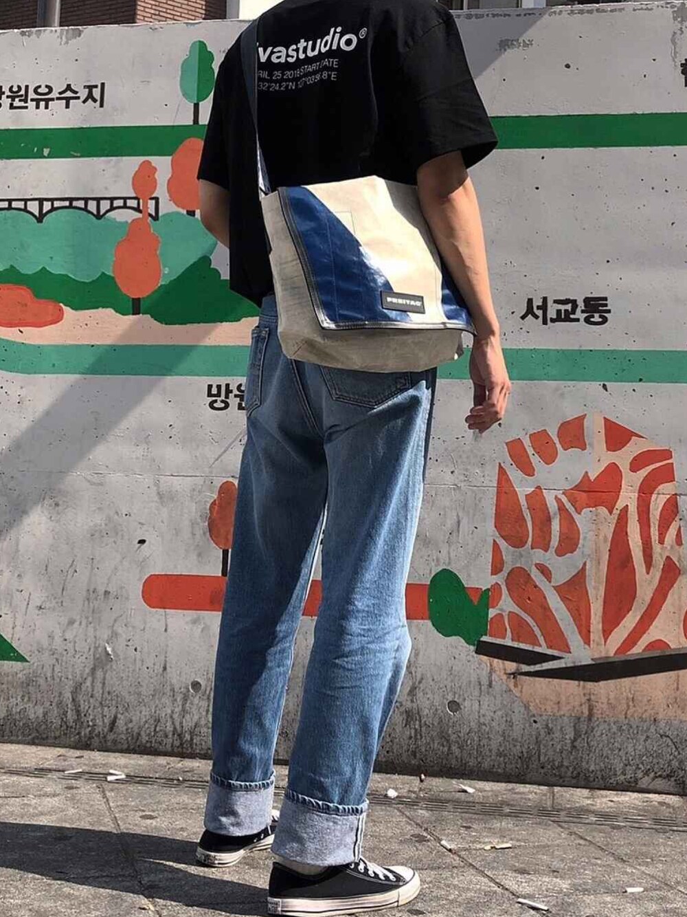 「summer、韓国ファッション、今日のコーデ、休日コーデ、古着、夏コーデ、シンプル、休日スタイル、古着MIX、ブラック」｜「Levi'sのアイテム（デニムパンツ、ブルー系）」を使った、ヒヨンさん（メンズ・183cm）の夏コーディネートの1枚目の写真