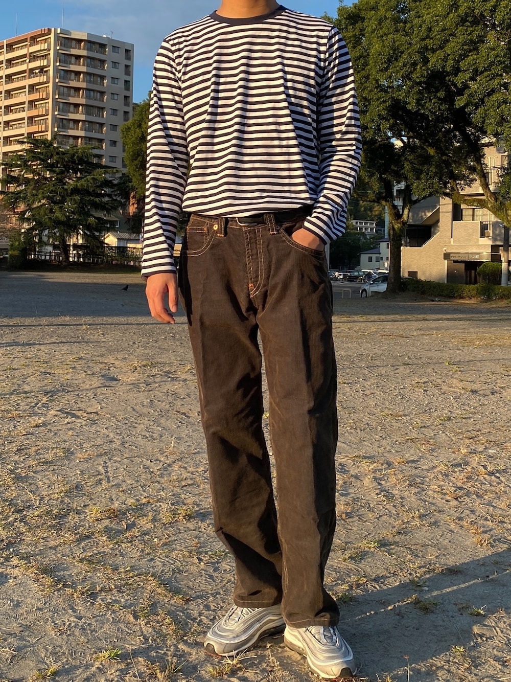 「ootd、古着MIX、コーデュロイ、シンプル、カジュアル、きれいめカジュアル、今日のコーデ、韓国ファッション、大人カジュアル、プチプラ」｜「Levi'sのアイテム（その他パンツ、その他）」を使った、ヒヨンさん（メンズ・183cm）の秋コーディネートの1枚目の写真
