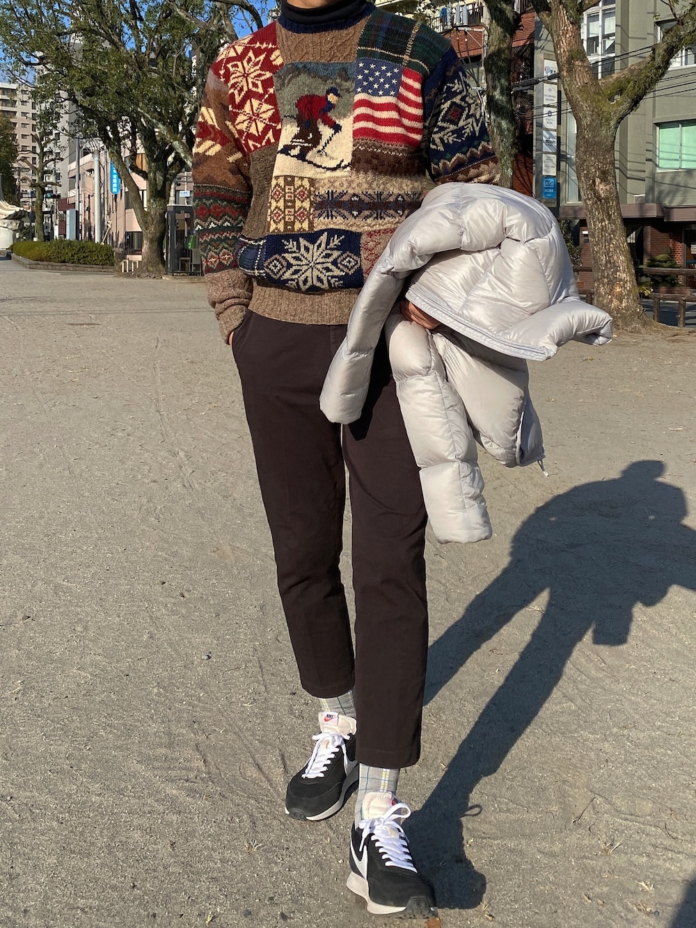 「今日のコーデ、クリスマス、ニット、カジュアル、シンプル、きれいめカジュアル、大人カジュアル、ootd、プチプラ、古着」｜「UNIQLOのアイテム（チノパンツ、ブラウン系）」を使った、ヒヨンさん（メンズ・183cm）の冬コーディネートの1枚目の写真