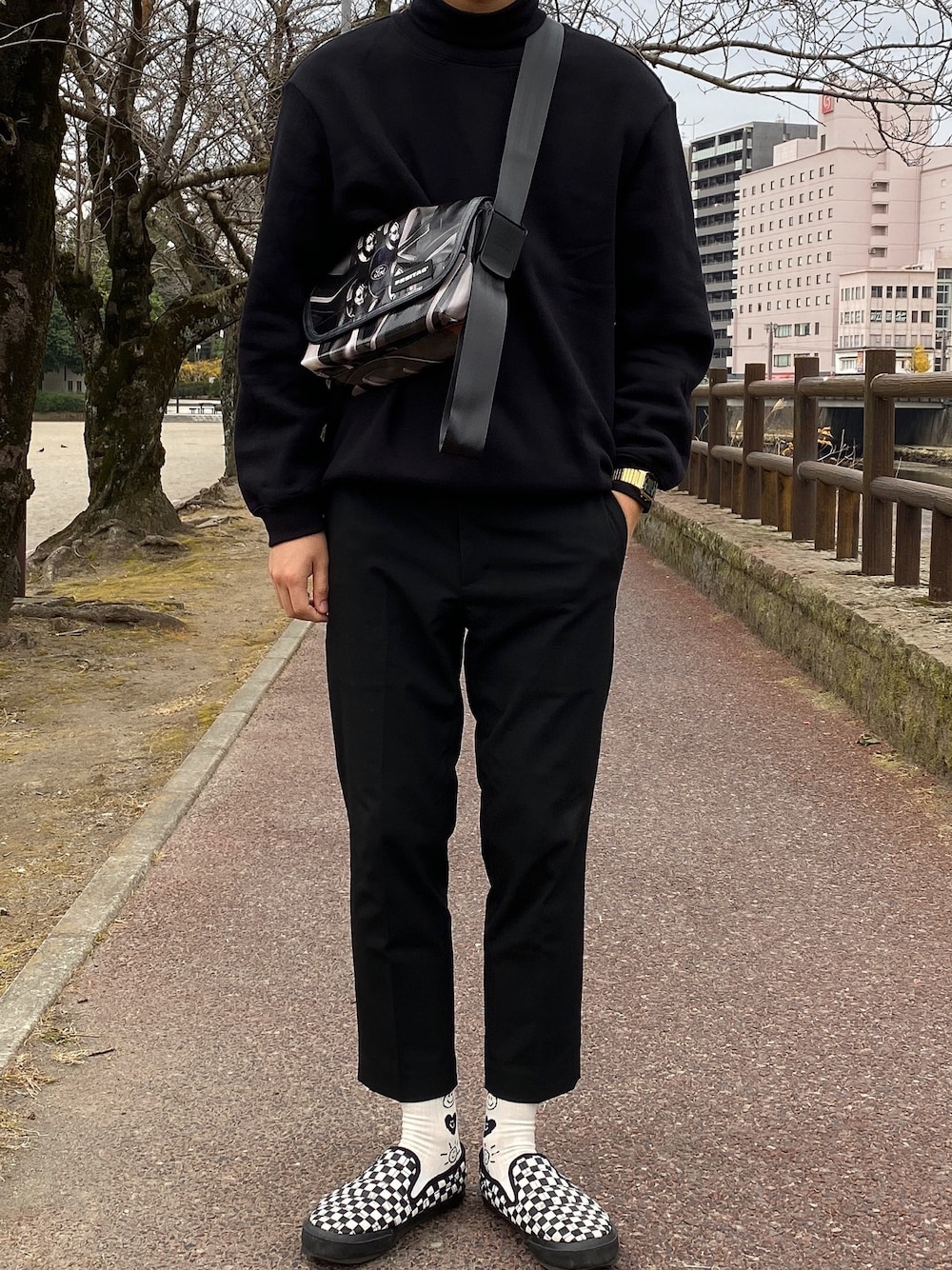 「ootd、今日のコーデ、シンプル、カジュアル、大人カジュアル、きれいめカジュアル、プチプラ、オーバーサイズ、古着、韓国ファッション」｜「H&Mのアイテム（スウェット、ブラック系）」を使った、ヒヨンさん（メンズ・183cm）の冬コーディネートの1枚目の写真