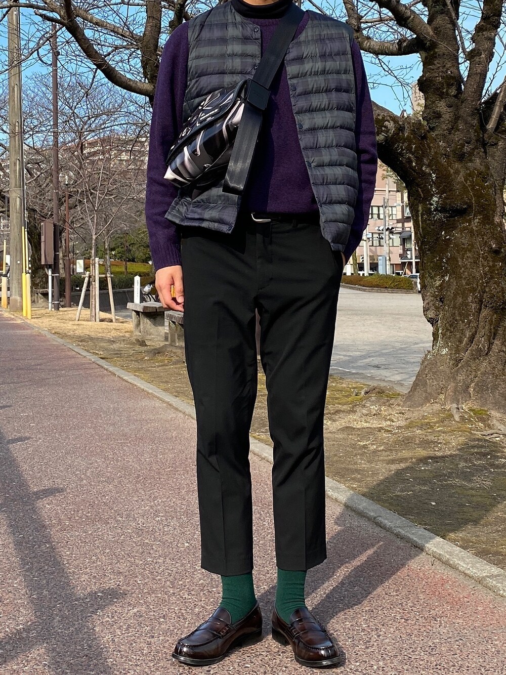 「ootd、今日のコーデ、プチプラ、シンプル、カジュアル、大人カジュアル、きれいめカジュアル、オーバーサイズ、古着、ユニクロ」｜「UNIQLOのアイテム（ダウンベスト、グリーン系）」を使った、ヒヨンさん（メンズ・183cm）の冬コーディネートの1枚目の写真