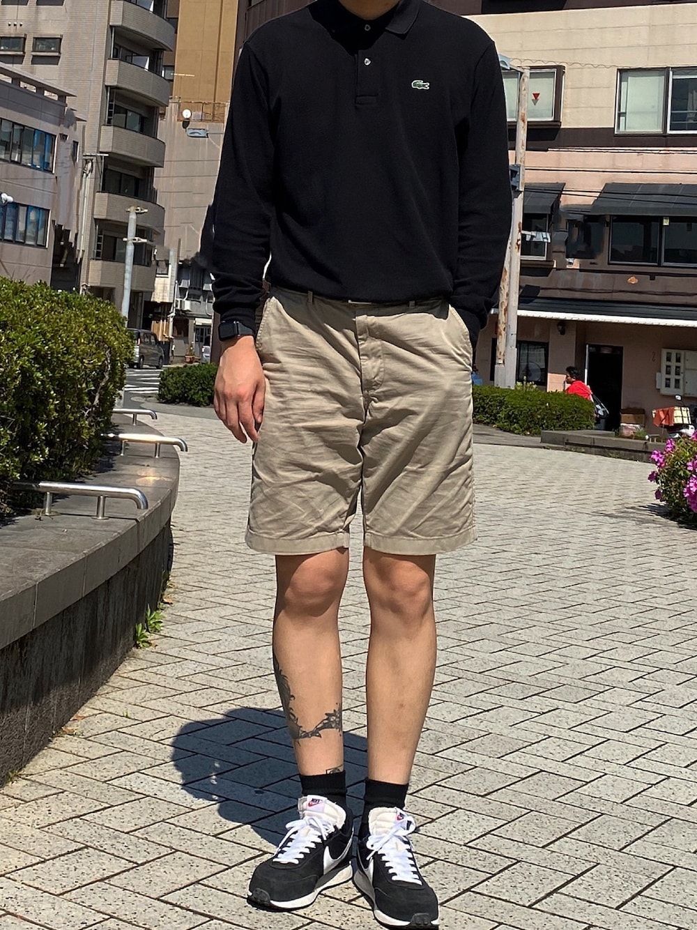 「今日のコーデ、シンプル、カジュアル、きれいめカジュアル、大人カジュアル、ootd、ポロシャツ、韓国ファッション」｜「LACOSTEのアイテム（ポロシャツ、ブラック系）」を使った、ヒヨンさん（メンズ・183cm）の春コーディネートの1枚目の写真