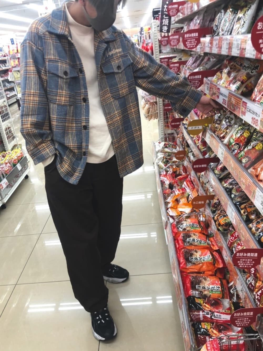 「シンプルコーデ、カジュアル、休日スタイル、スニーカー、ゆるコーデ、Naptime.、UNIQLO、ビッグシルエット、冬コーデ、アウター」｜「UNIQLOのソフトタッチハイネックT（長袖）（Tシャツ/カットソー、ホワイト系）」を使った、ゆーすけさん（メンズ・178cm）の冬コーディネートの1枚目の写真