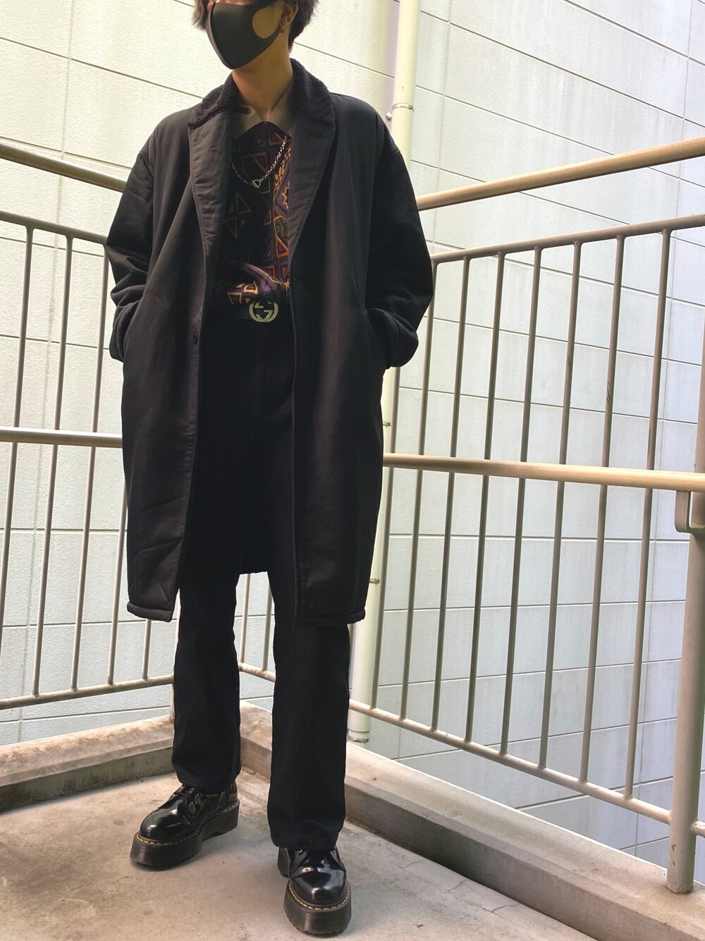 「おしゃれさんと繋がりたい、古着、デニム、ブラック、冬コーデ、ニット、黒、オトナカジュアル、ブーツ、コート」｜「LEGENDAの裏ボアルーズシルエットコート（チェスターコート、ブラック系）」を使った、ゆーすけさん（メンズ・178cm）の冬コーディネートの1枚目の写真