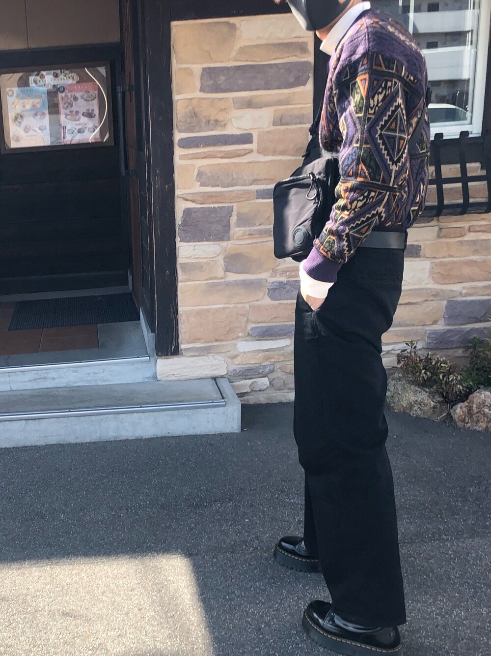 「カジュアル、休日スタイル、古着、Dr.Martens、UNIQLO、GU、ニット、ジーンズ、ハイネック」｜「UNIQLOのコットンフライスタートルネックT（長袖）（Tシャツ/カットソー、ホワイト系）」を使った、ゆーすけさん（メンズ・178cm）の冬コーディネートの1枚目の写真