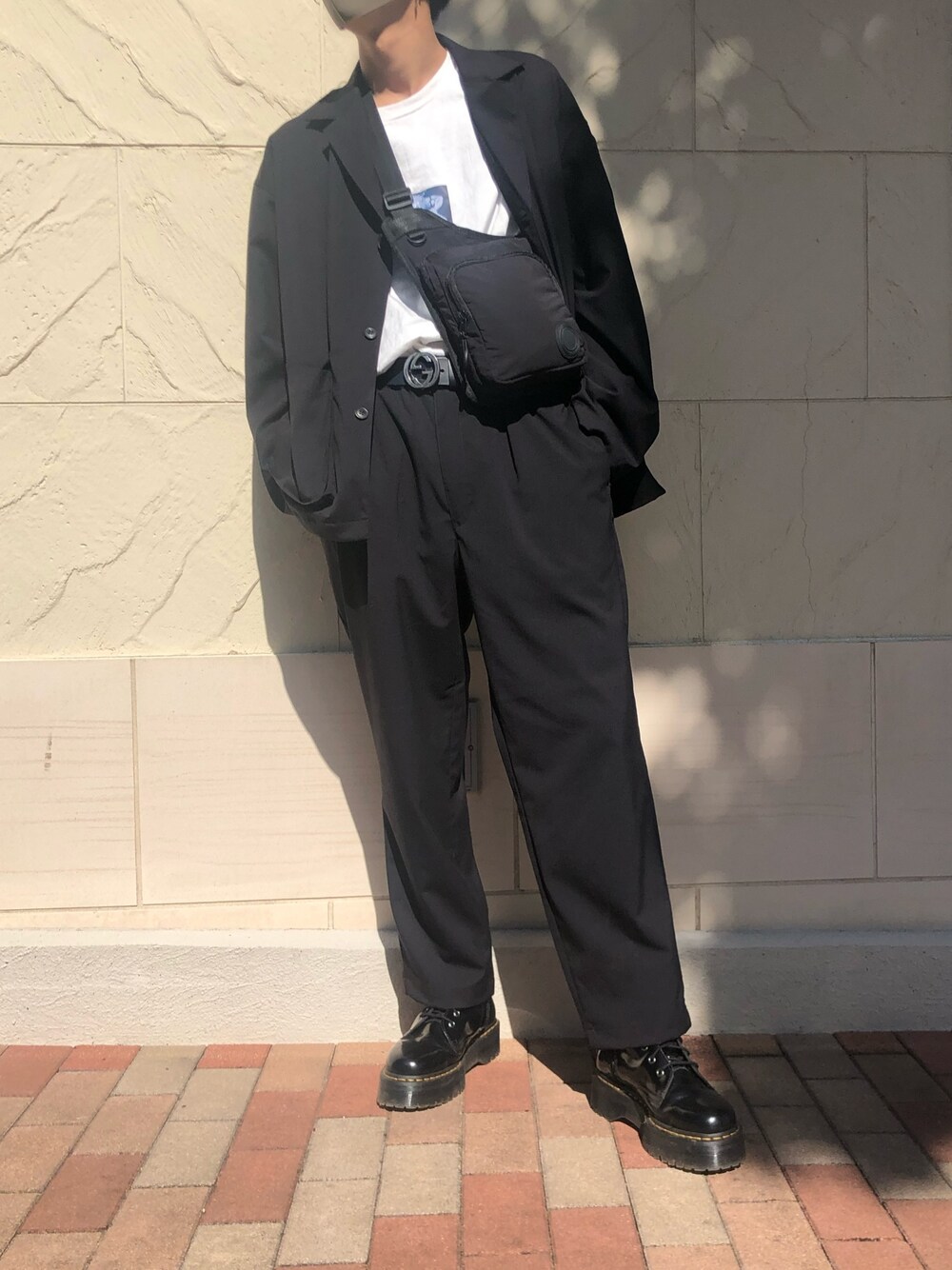 「お洒落さんとつながりたい、黒、セットアップ、ワイドパンツ、GU、Dr.Martens、カジュアル、春コーデ、韓国ファッション、ジャケット」｜「ZARAのアイテム（ショルダーバッグ、ブラック系）」を使った、ゆーすけさん（メンズ・178cm）の春コーディネートの1枚目の写真