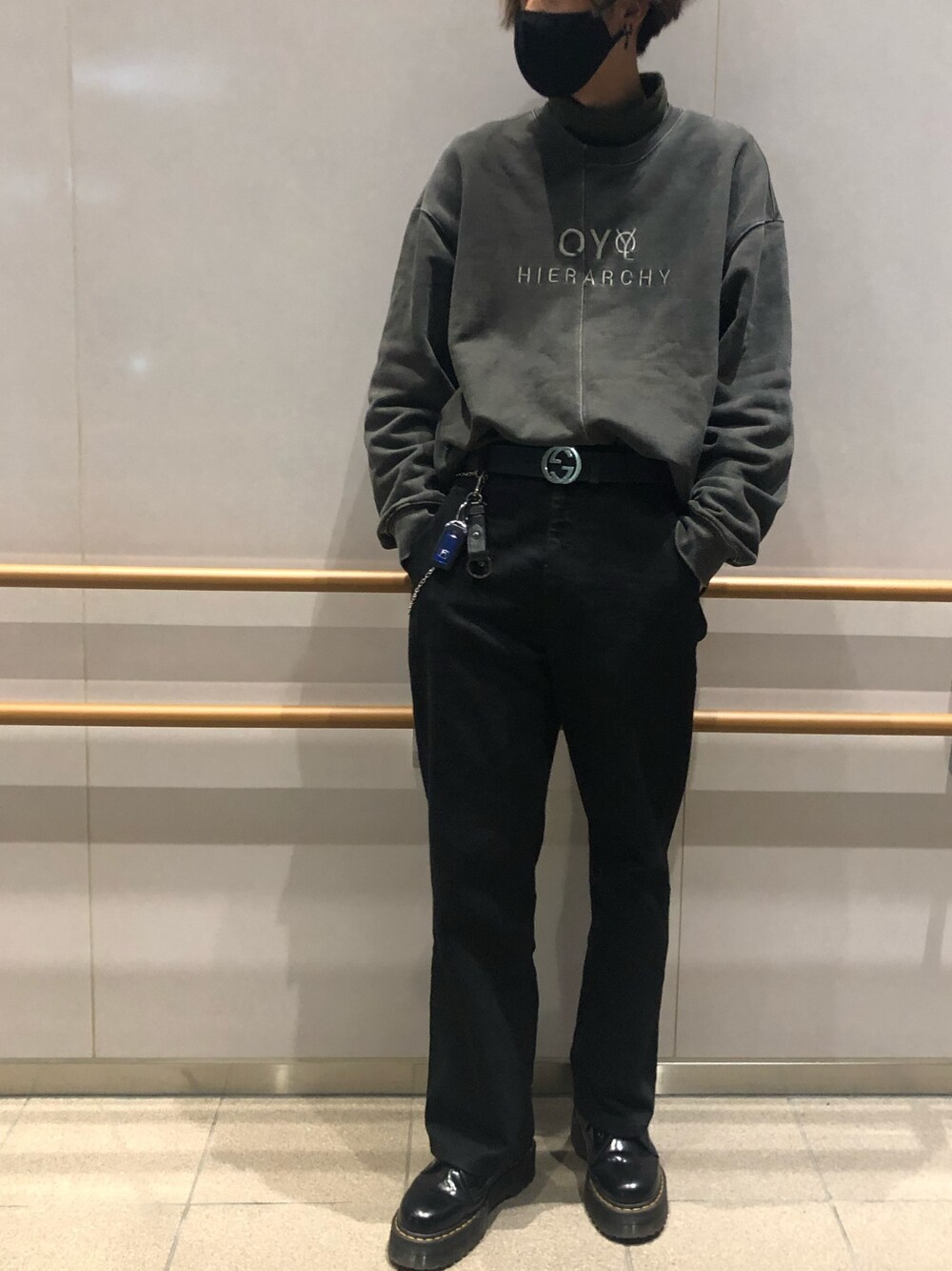 「お洒落さんとつながりたい、韓国ファッション、GU、UNIQLO、デニムパンツ、トレーナー、タートルネック、フレアパンツ、Dr.Martens、黒」｜「OYのアイテム（トップス、グレー系）」を使った、ゆーすけさん（メンズ・178cm）の春コーディネートの1枚目の写真