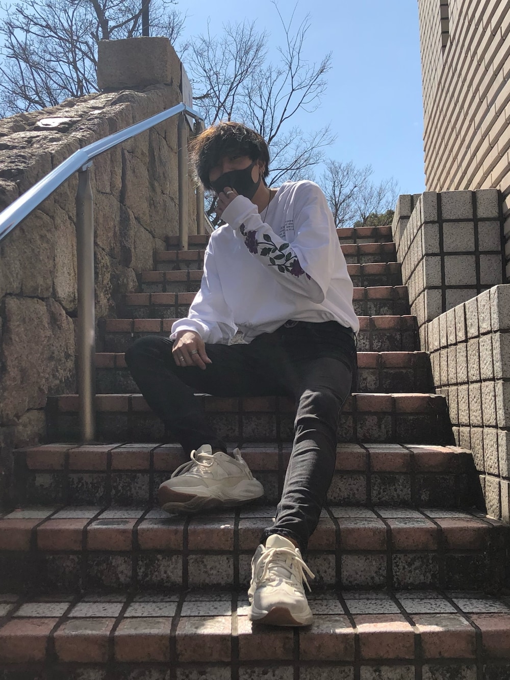 「おしゃれさんと繋がりたい、ootd、スニーカーコーデ、スキニー、スニーカー、H&M、ストリートMIX、モノトーン、刺繍、春コーデ」｜「LEGENDAのFake Layered Rose Embroidery Longsleeve T-shirt（Tシャツ/カットソー、ホワイト系）」を使った、ゆーすけさん（メンズ・178cm）の春コーディネートの1枚目の写真