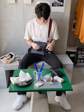 「タックイン」｜「アイテム（メッセンジャーバッグ）」を使った、RYOniiさん（メンズ・180cm）の夏コーディネート