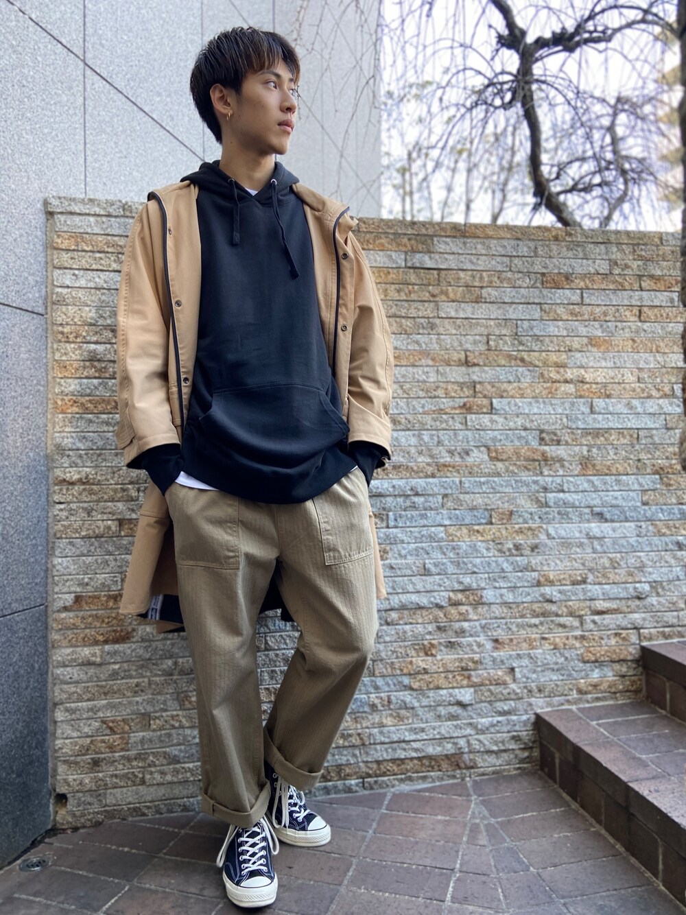 「重ね着、雨の日コーデ、冬コーデ、春コーデ、シンプルコーデ、スニーカーコーデ、フォローミー、ベージュ、パーカー、秋冬コーデ」｜「United Athleの9.3オンス レギュラー パイル スウェット プルオーバー パーカ（パーカー、ブラック系）」を使った、RUIさん（メンズ・181cm）の冬コーディネートの1枚目の写真
