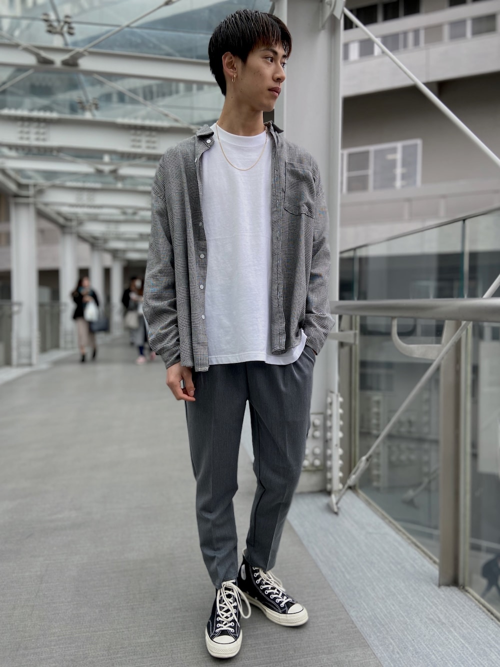 「グレー、チェック、チェックシャツ、おしゃれさんと繋がりたい、ベージュ、きれいめカジュアル、ストリートMIX、Tシャツ、カジュアルコーデ、california」｜「CALIFORNIA OUTFITTERSのイージーシェフパンツ バルーンビッグシルエット（スウェットパンツ、グレー系）」を使った、RUIさん（メンズ・181cm）の冬コーディネートの1枚目の写真
