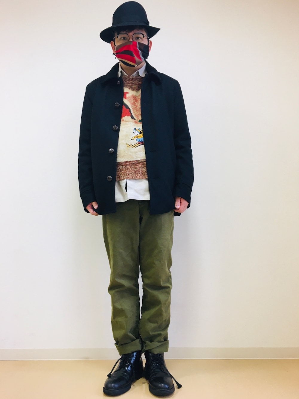「おしゃれさんと繋がりたい、オトナカジュアル、チノパン、カジュアル、シャツスタイル、ブラウン、冬コーデ、春コーデ、古着、古着好きな人と繋がりたい」｜「CA4LAのアイテム（ハット、ブラック系）」を使った、あらたさん（メンズ・173cm）の冬コーディネートの1枚目の写真