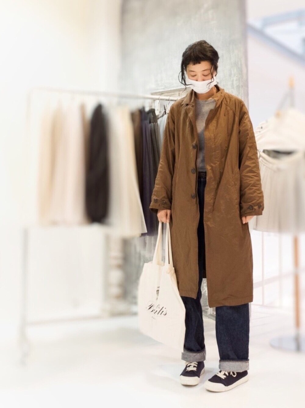 「カジュアルコーデ、ステンカラーコート、春コーデ、スニーカー、デニム、シンプルコーデ、シンプル」｜「Bilitis dix-sept ansのCrew Neck Pull Over(High Gauge) 【2914-365】（ニット/セーター、グレー系）」を使った、真名子さん（レディース・172cm）の春コーディネートの1枚目の写真