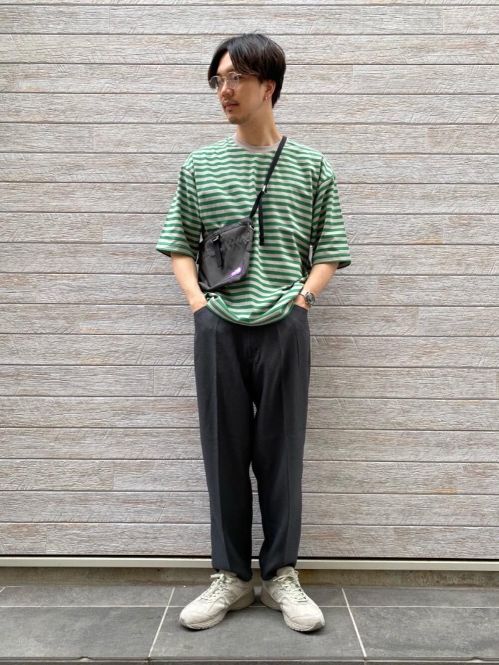 グレー系のその他パンツ、ベージュ系のスニーカー、グレー系のショルダーバッグを着用したメンズの春コーディネートの1枚目の写真
