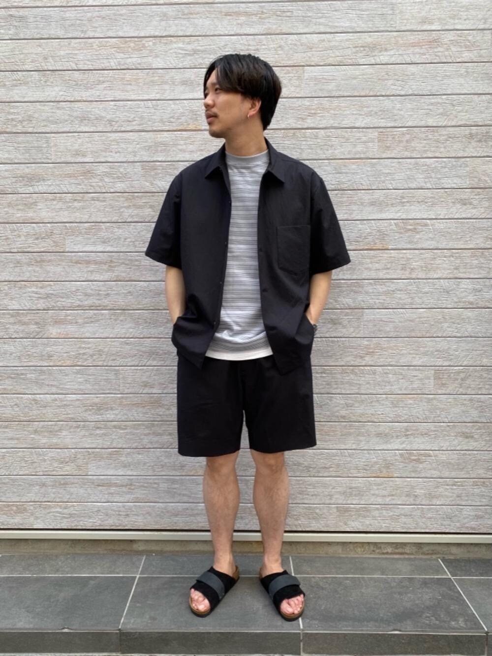 グレー系のTシャツ/カットソー、ブラック系のサンダル、グレー系のシャツ/ブラウスを着用したメンズの春コーディネートの1枚目の写真