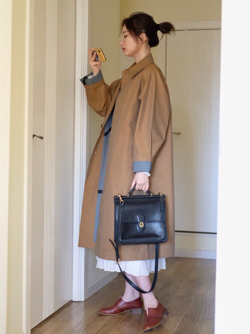 「UNIQLOのアイテム（トレンチコート、ブラウン系）」を使った、南徐NanHsuさん（レディース・164cm）の春コーディネートの1枚目の写真