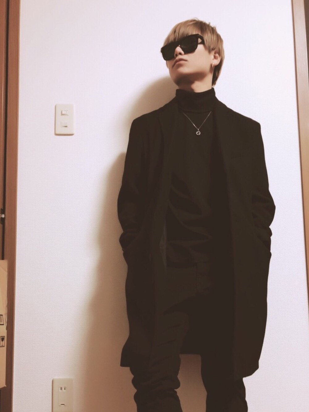 「ブラックコーデ#好きなブランドアイテム満載」｜「TOM FORD EYEWEARのアイテム（サングラス、ブラック系）」を使った、たむぴーさん（メンズ・165cm）の冬コーディネートの1枚目の写真