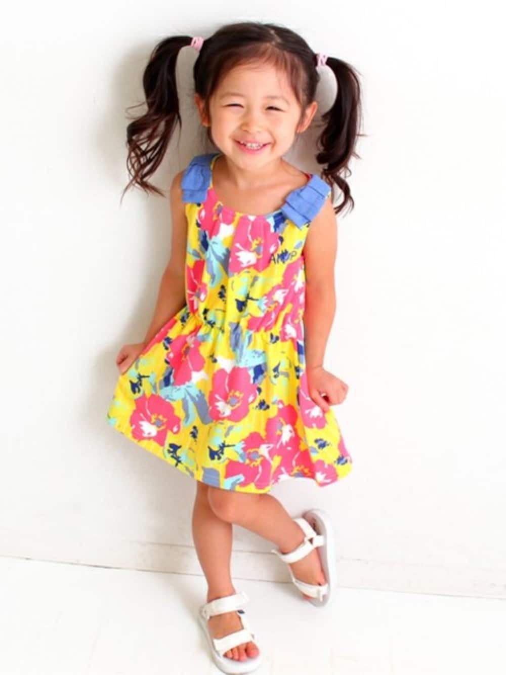 「ストライプ、ワンピ、ボタニカル、ＡＮＡＰ　ｋｉｄｓ、ノースリ、アナップキッズ」｜「ANAP kidsのボタニカルストライプノースリワンピース（ワンピース、ピンク系）」を使った、ANAP KIDS Officialさん（キッズ・110cm）の春コーディネートの1枚目の写真