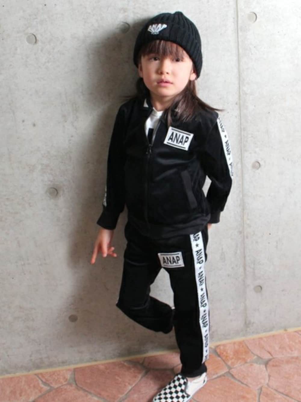 ブラック系のブルゾンを着用したキッズの冬コーディネートの1枚目の写真