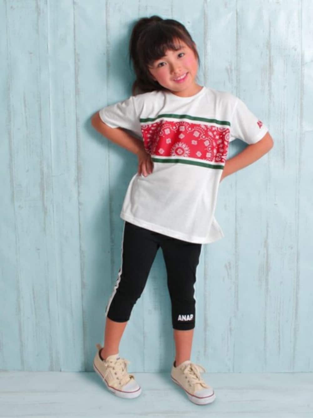 ブラック系のレギンス/スパッツを着用したキッズの夏コーディネートの1枚目の写真