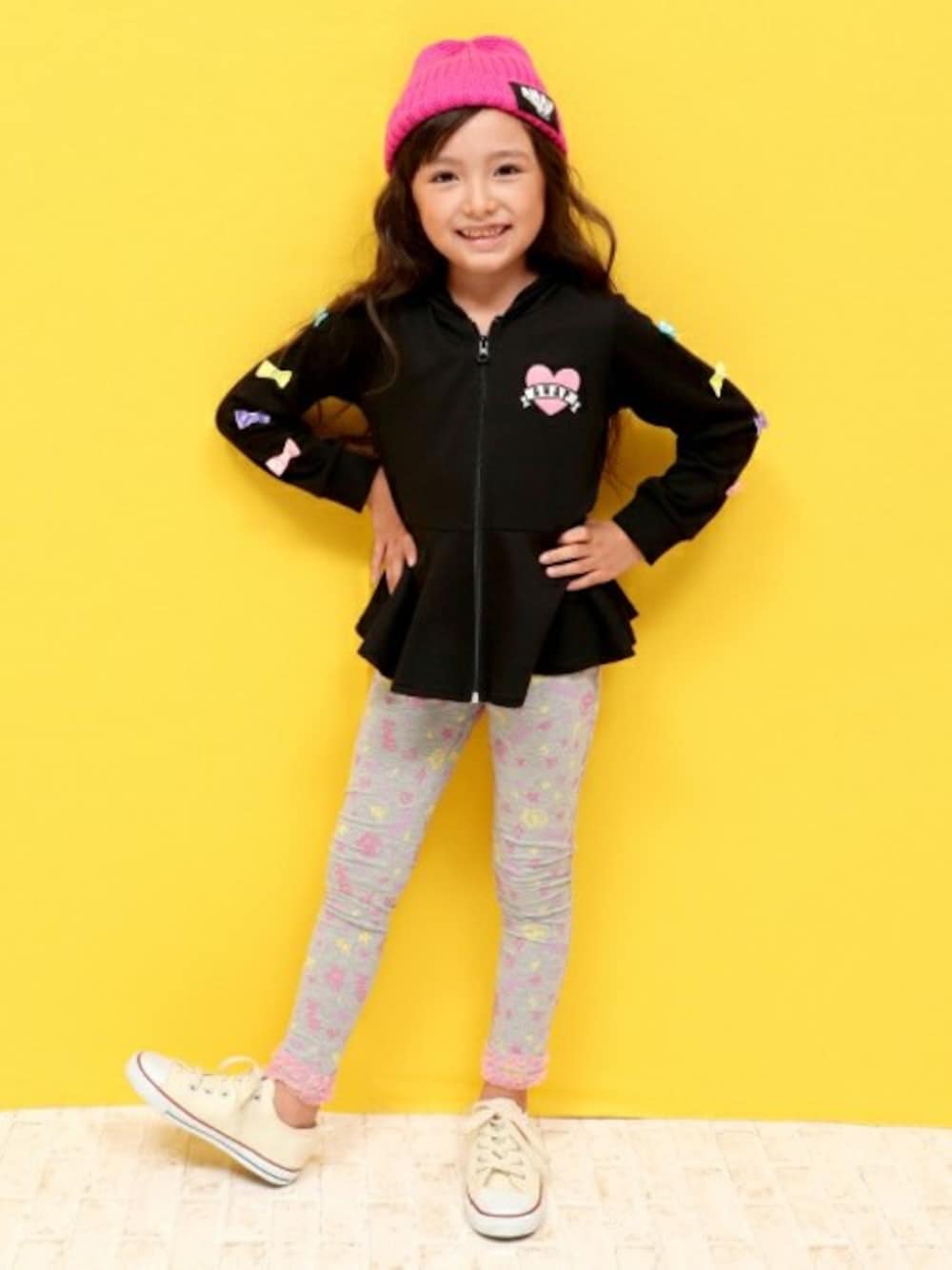 ブラック系のパーカー、ブラック系のレギンス/スパッツを着用したキッズの秋コーディネートの1枚目の写真