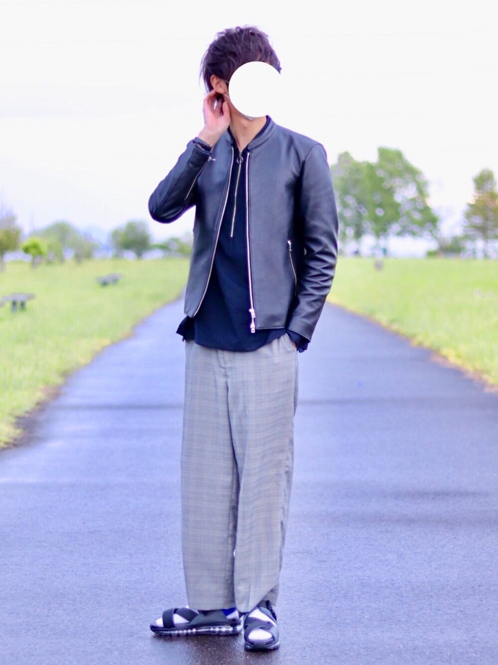 ブルー系のシャツ/ブラウス、グレー系のスラックス、グレー系のサンダルを着用したメンズの春コーディネートの1枚目の写真