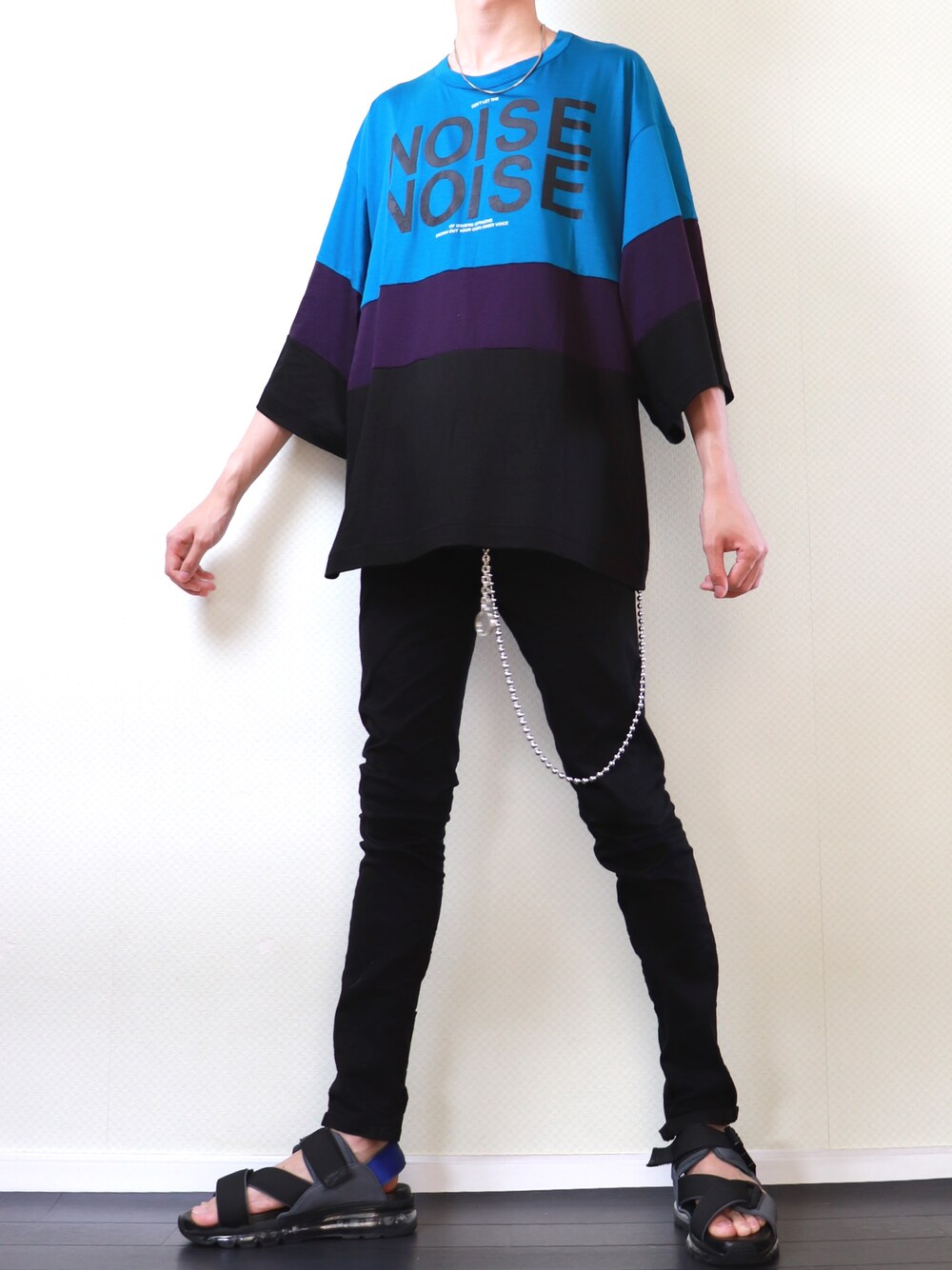 ブルー系のTシャツ/カットソー、ブラック系のデニムパンツ、グレー系のサンダルを着用したメンズの夏コーディネートの1枚目の写真