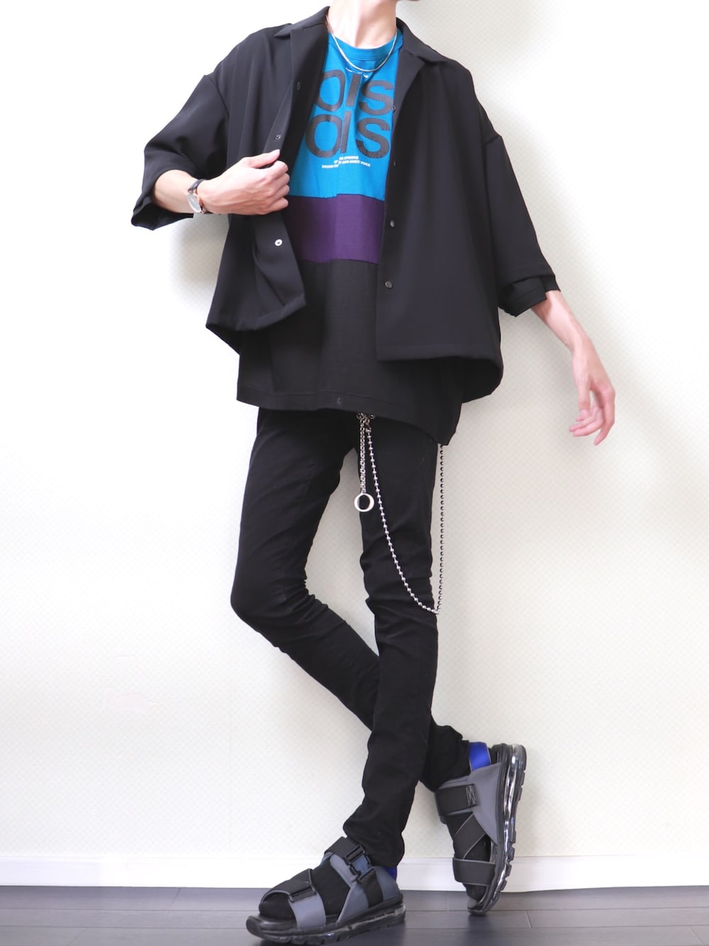ブラック系のシャツ/ブラウス、ブルー系のTシャツ/カットソー、ブラック系のデニムパンツを着用したメンズの夏コーディネートの1枚目の写真