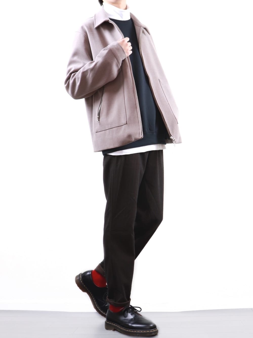 ブラウン系のブルゾン、ホワイト系のTシャツ/カットソー、ブラック系のスウェットを着用したメンズの秋コーディネートの1枚目の写真