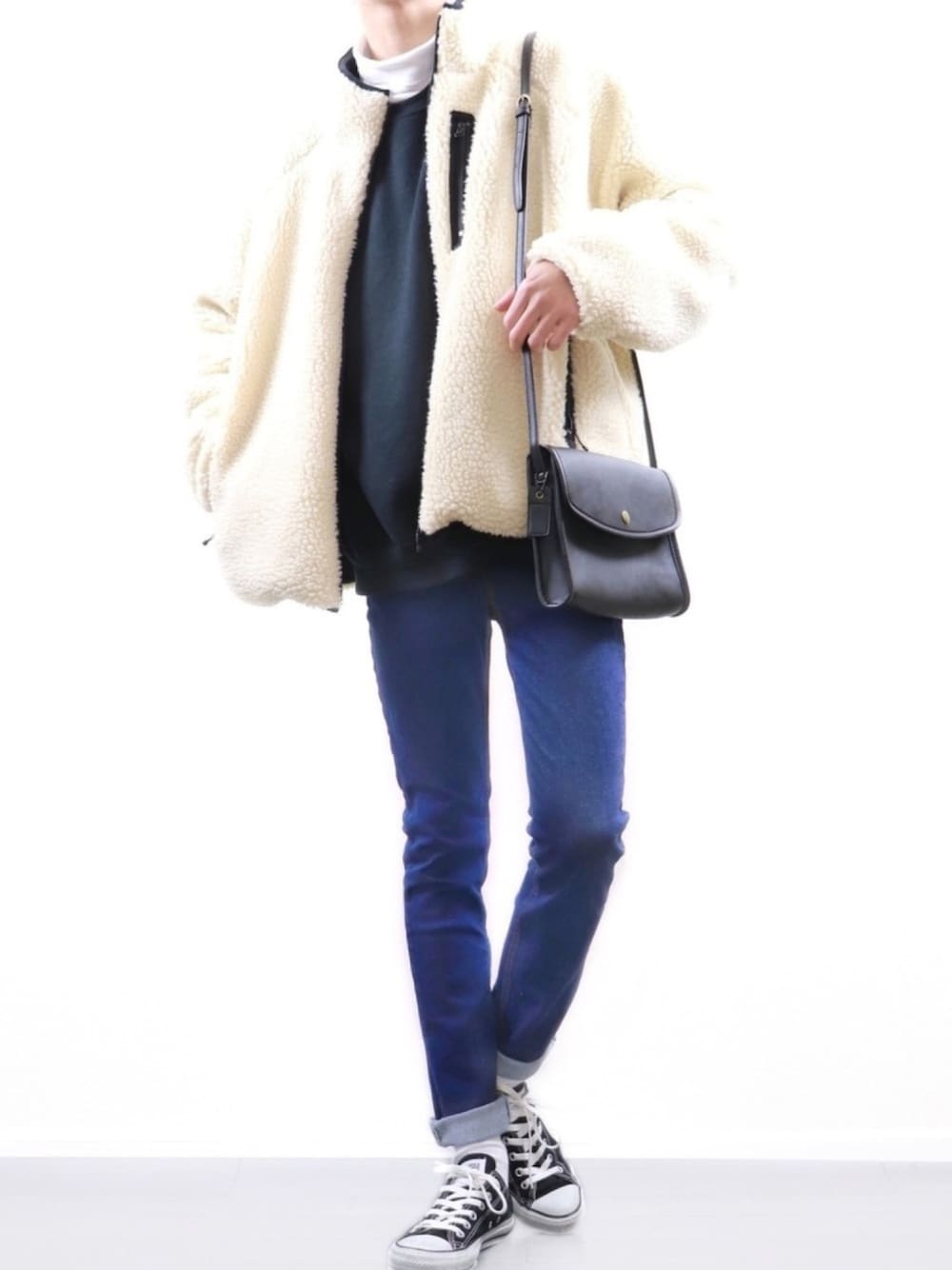 ベージュ系のブルゾン、ブラック系のスウェット、ホワイト系のTシャツ/カットソーを着用したメンズの冬コーディネートの1枚目の写真