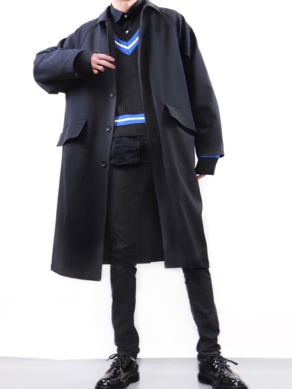 「レイヤードstyle、ブラック、チルデンニット、ショート丈トップス、オールブラック、ネオンカラー、ステンカラーコート、コート、オーバーコート、黒スキニー」｜「HAREのBIGステンカラーコート（HARE）（ステンカラーコート、ブラック系）」を使った、ぼーんさん（メンズ・178cm）の冬コーディネートの1枚目の写真