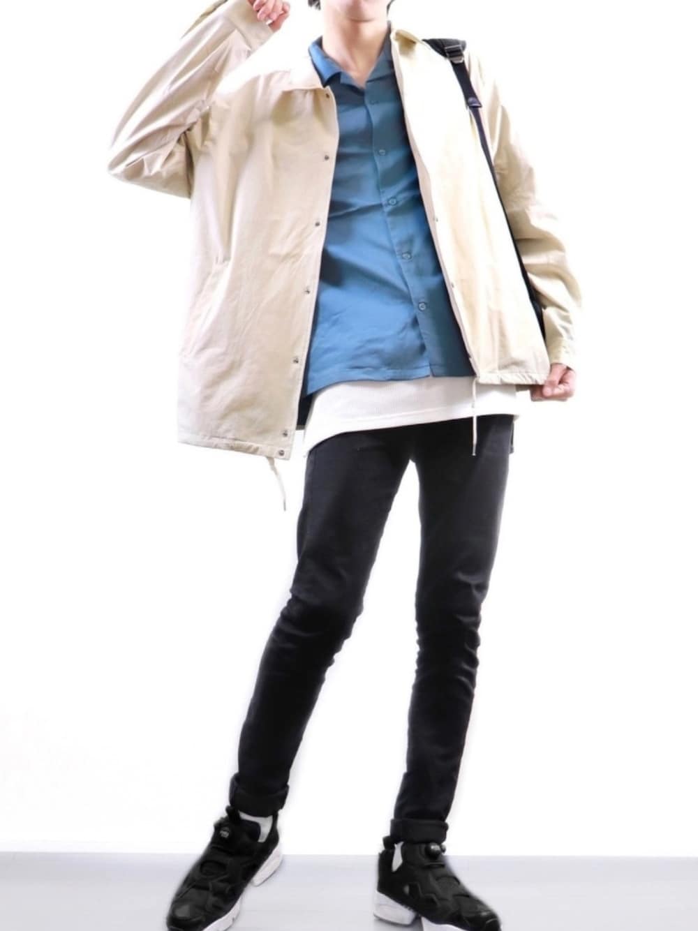 ベージュ系のその他アウター、ブルー系のシャツ/ブラウス、ホワイト系のタンクトップを着用したメンズの春コーディネートの1枚目の写真