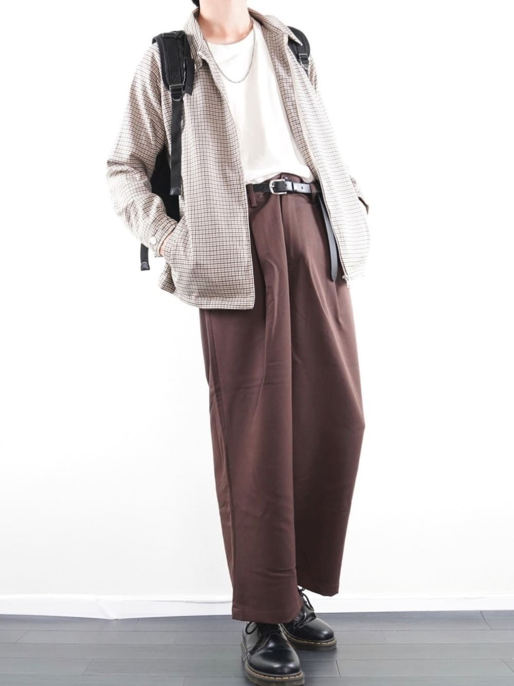 その他のブルゾン、ホワイト系のTシャツ/カットソー、ブラウン系のスラックスを着用したメンズの秋コーディネートの1枚目の写真