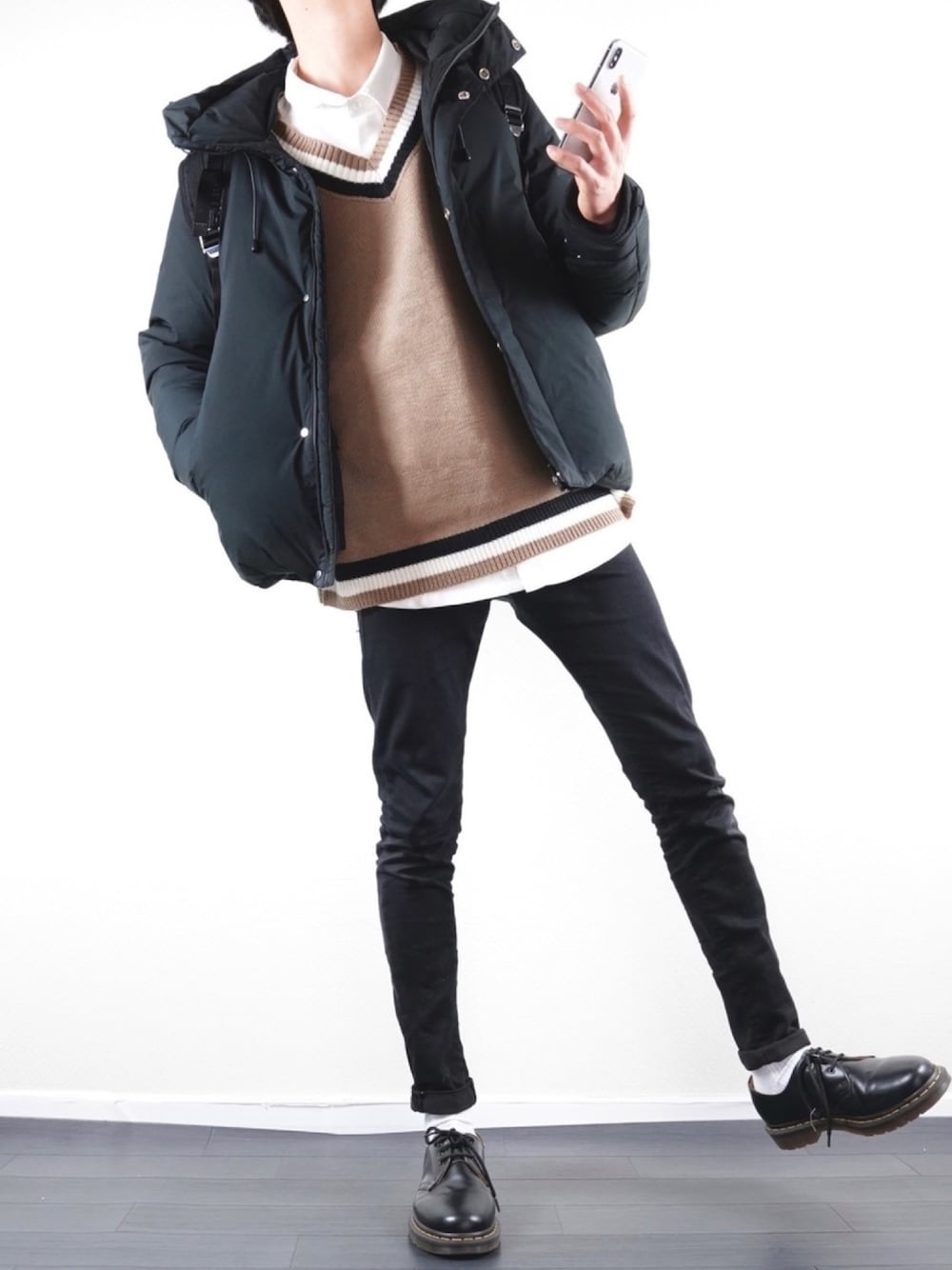ブラック系のダウンジャケット/コート、ベージュ系のニット/セーター、ホワイト系のシャツ/ブラウスを着用したメンズの秋コーディネートの1枚目の写真