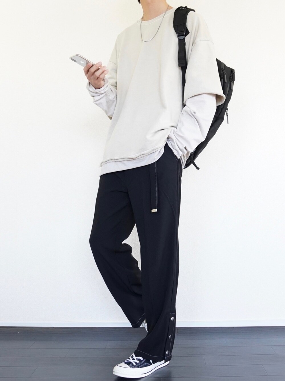 ベージュ系のTシャツ/カットソー、ブラック系のその他パンツ、ブラック系のスニーカーを着用したメンズの春コーディネートの1枚目の写真