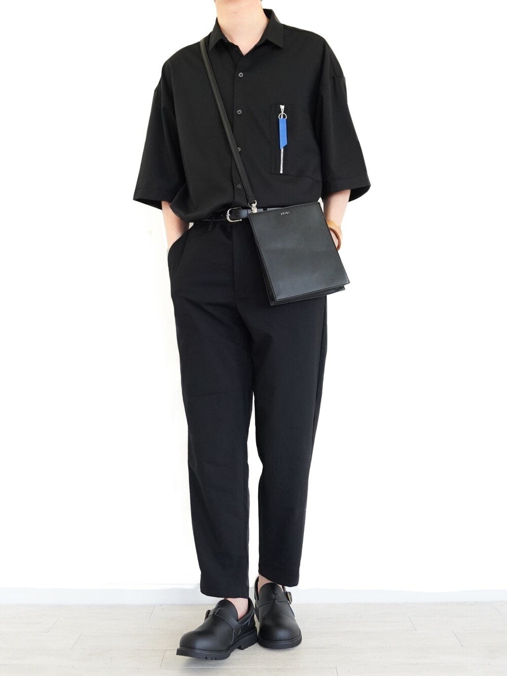 ブラック系のシャツ/ブラウス、ブラック系のパンツ、ブラック系のその他シューズを着用したメンズの夏コーディネートの1枚目の写真