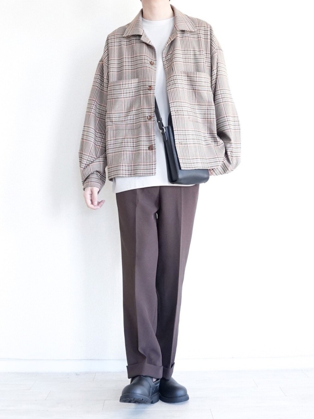 その他のシャツ/ブラウス、グレー系のTシャツ/カットソー、ブラウン系のスラックスを着用したメンズの春コーディネートの1枚目の写真