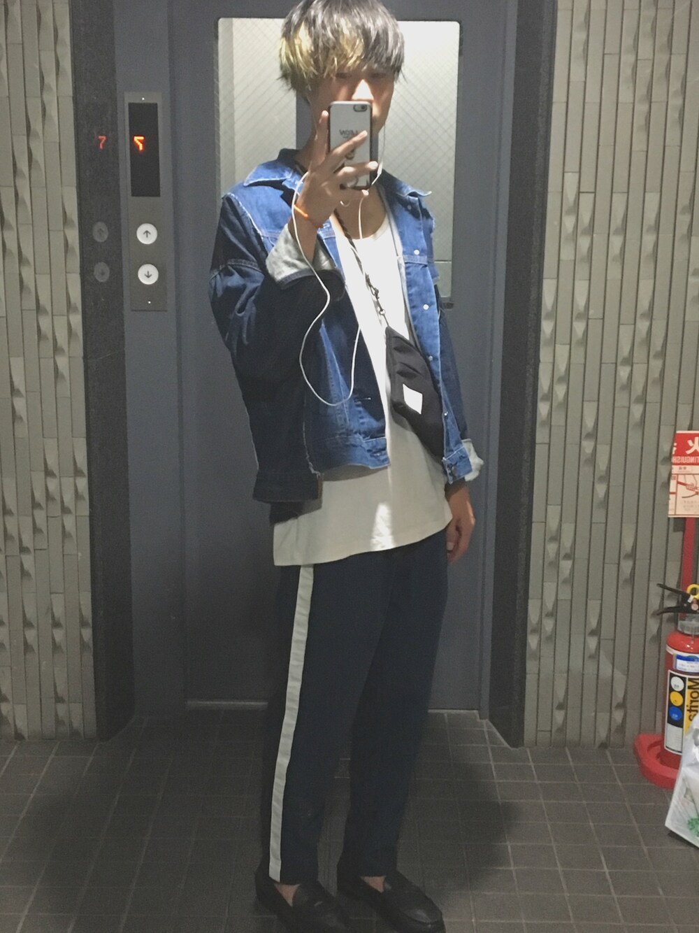 ブルー系のデニムジャケット、ブラック系のショルダーバッグ、ブルー系のその他パンツを着用したメンズの秋コーディネートの1枚目の写真