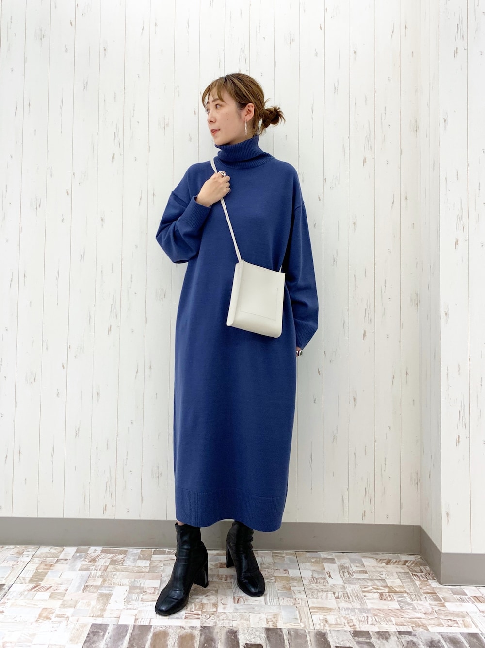 「タートルワンピース、おとなコーデ、ストレッチブーツ、LOWRYS FARM、ローリーズファーム、30代コーデ、高見えコーデ、くすみブルー、fashion」｜「LOWRYS FARMの１２Ｇリブタートルワンピース　918987（ワンピース、ブルー系）」を使った、\seedoo/さん（レディース・162cm）の冬コーディネートの1枚目の写真