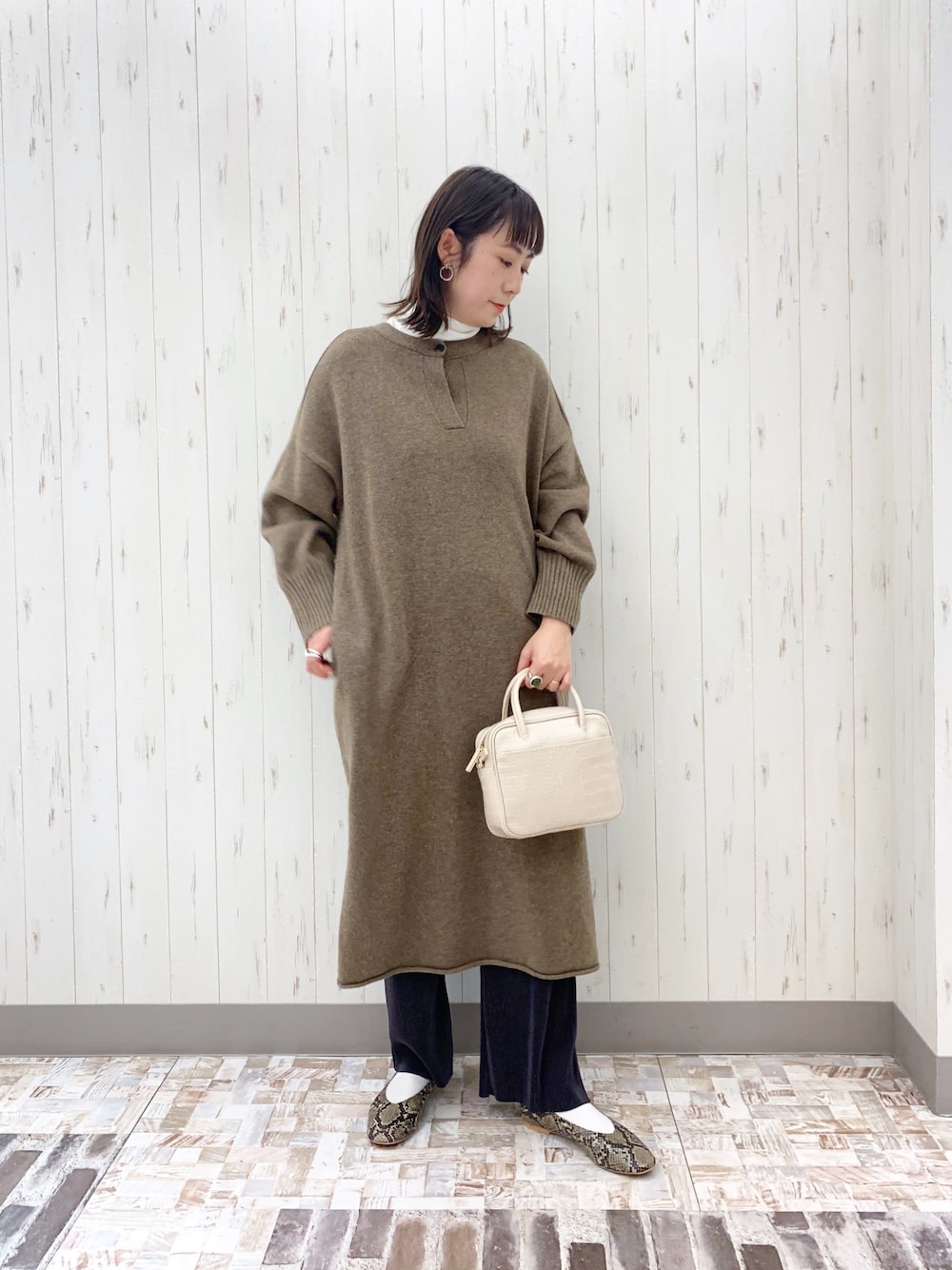 「大人コーデ、ワンピース、レイヤードスタイル、タートル、パイソン柄、パンプス、LOWRYS FARM、ローリーズファーム(LOWRYS FARM)」｜「LOWRYS FARMのイタリーワンピース　894028（ワンピース、ブラウン系）」を使った、\seedoo/さん（レディース・162cm）の冬コーディネートの1枚目の写真