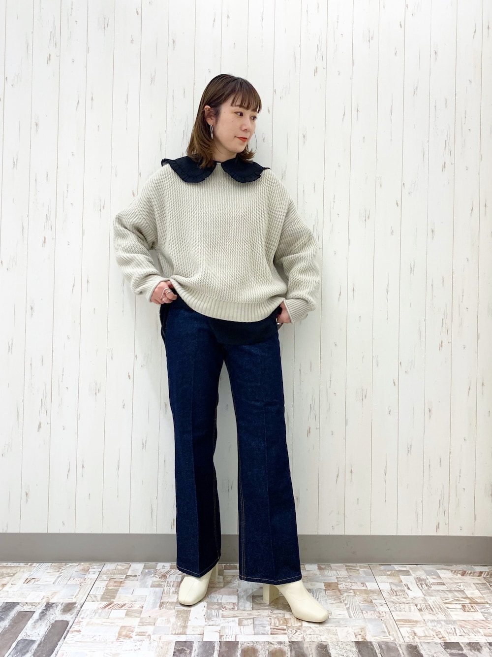 「ニット、襟元フリフリ、デニムパンツ、大人っぽく、甘辛mix、ブーツ、モノトーン、スタイリッシュ、LOWRYS FARM、ローリーズファーム(LOWRYS FARM)」｜「LOWRYS FARMのＢＩＧフリルカラーブラウスＬＳ　927884（シャツ/ブラウス、ブラック系）」を使った、\seedoo/さん（レディース・162cm）の冬コーディネートの1枚目の写真