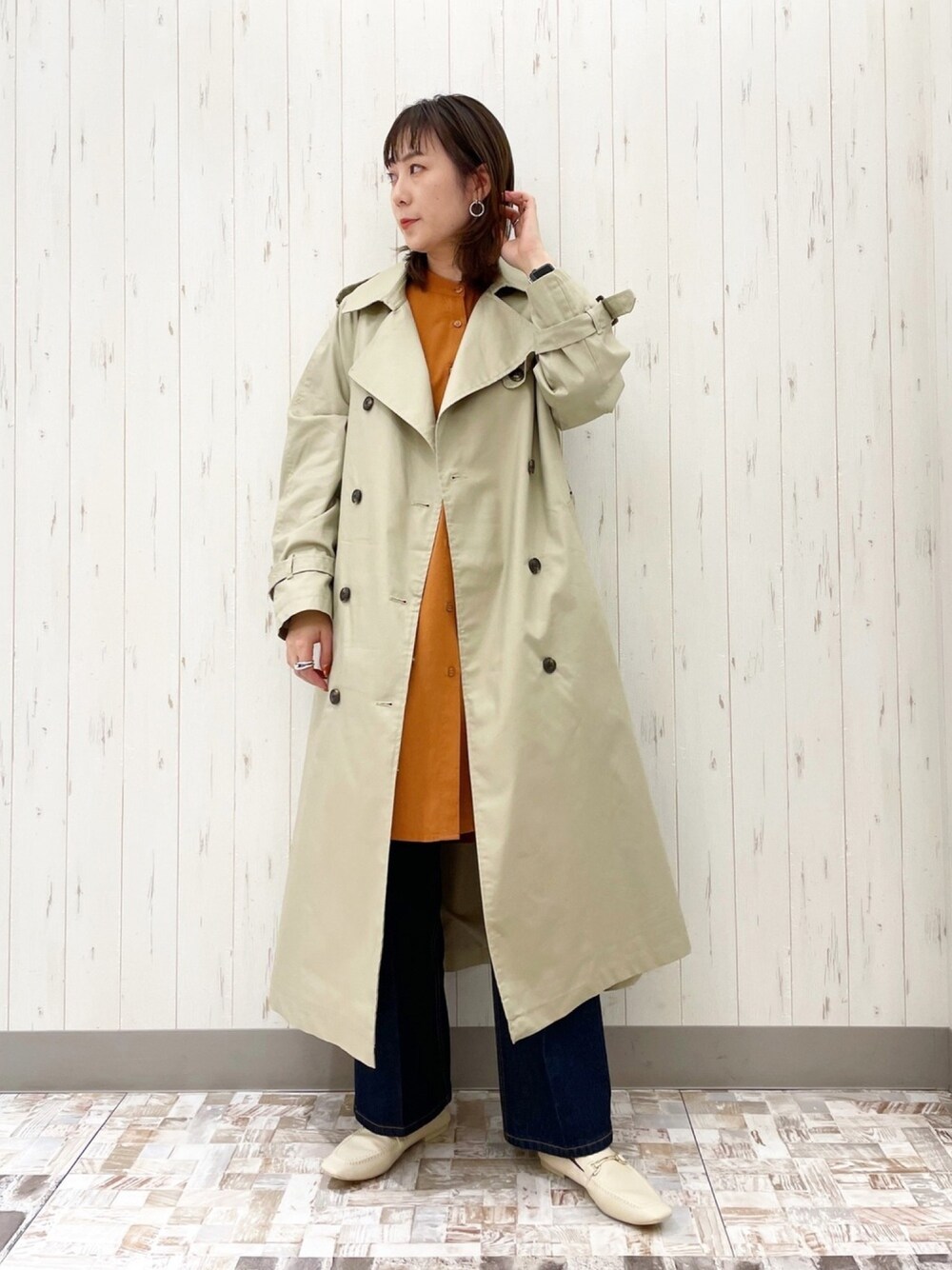 「トレンチコート、シンプル、ベーシック、デニムパンツ、ローファー、オトナ女子、パンツスタイル、高見え、LOWRYS FARM、ローリーズファーム(LOWRYS FARM)」｜「LOWRYS FARMの軽トレンチコート　927893（トレンチコート、ベージュ系）」を使った、\seedoo/さん（レディース・162cm）の冬コーディネートの1枚目の写真