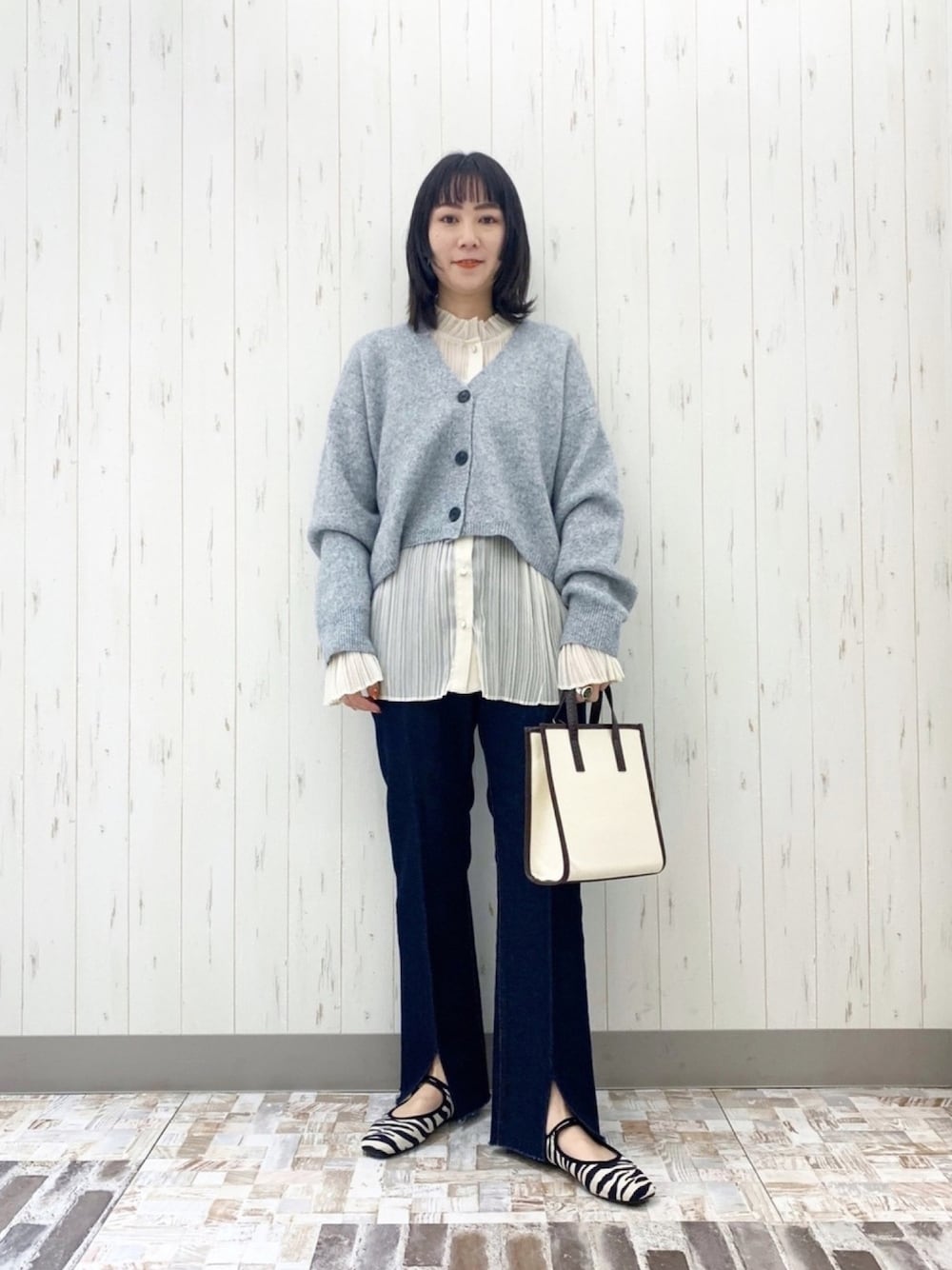 「私の推しブランド、シンプルコーデ、大人めコーデ、グレー、ショートカーディガン、デニム、ブラウス、LOWRYS FARM、ローリーズファーム(LOWRYS FARM)、カンフーシューズ」｜「LOWRYS FARMのプリーツスタンドフリルブラウス　932990（シャツ/ブラウス、ホワイト系）」を使った、\seedoo/さん（レディース・162cm）の冬コーディネートの1枚目の写真