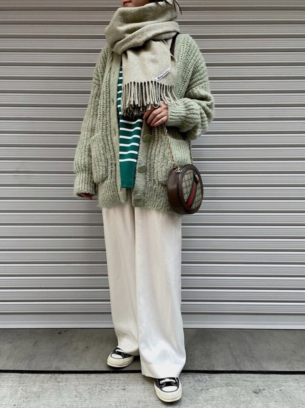 「休日コーデ、ボーダー、カーディガン、白パンツコーデ、LOWRYS FARM、GUCCI、AcneStudios、スニーカーコーデ、converse、マフラー」｜「Acne Studiosのアイテム（マフラー、ホワイト系）」を使った、\seedoo/さん（レディース・162cm）の冬コーディネートの1枚目の写真