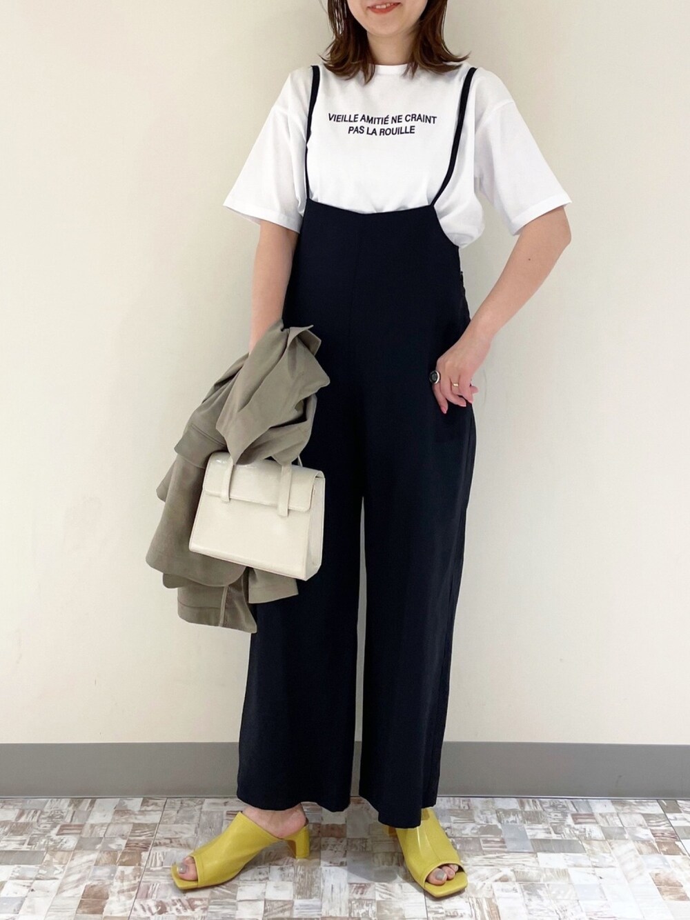 「ロゴT、サンダル、春コーデ、サス付きパンツ、オトナカジュアル、シンプル、ラフ、カシュクール、きれいめカジュアル、ワントーンコーデ」｜「LOWRYS FARMのハンドルマグネットバッグ　930335（ハンドバッグ、ホワイト系）」を使った、\seedoo/さん（レディース・162cm）の春コーディネートの1枚目の写真