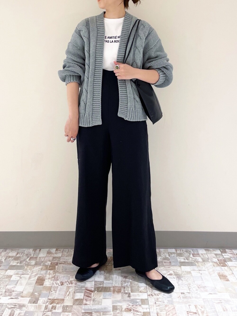 「カーディガン、サス付きパンツ、ロゴT、ケーブルニット、きれいめカジュアル、オトナカジュアル、LOWRYS FARM、ローリーズファーム(LOWRYS FARM)、春コーデ」｜「LOWRYS FARMの３ＧケーブルカーディガンＬＳ　929852（カーディガン/ボレロ、グリーン系）」を使った、\seedoo/さん（レディース・162cm）の春コーディネートの1枚目の写真
